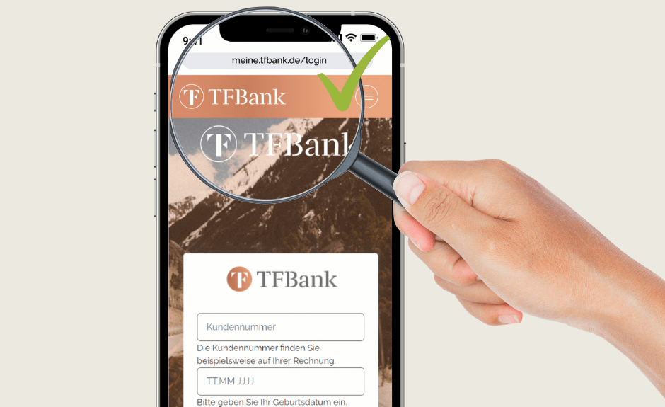 Auf einem Smartphone ist der Login für "Meine TF Bank" abgebildet. Es wird auf die URL hingewiesen, um Webseiten-Phishing zu prüfen.