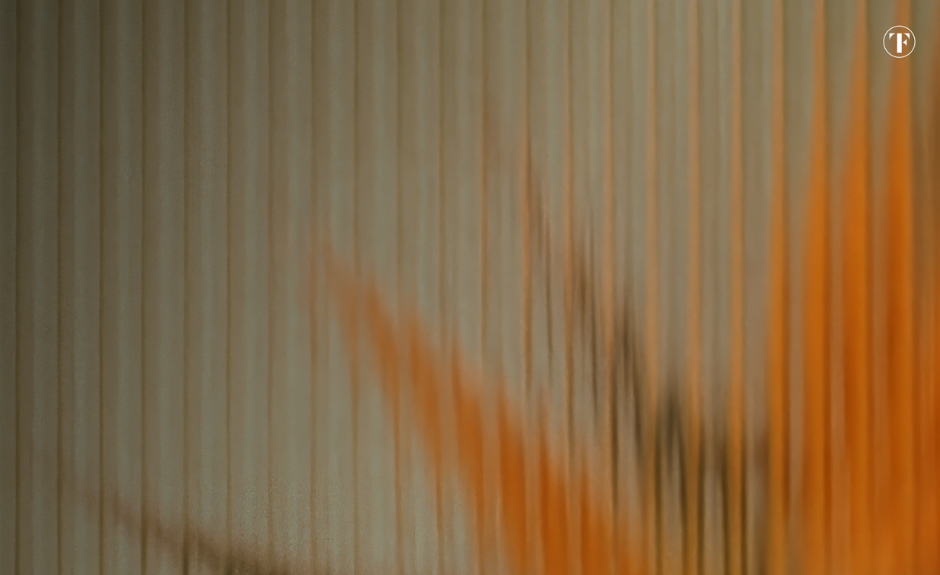 orangenes Blatt hinter geriffelter Glasscheibe