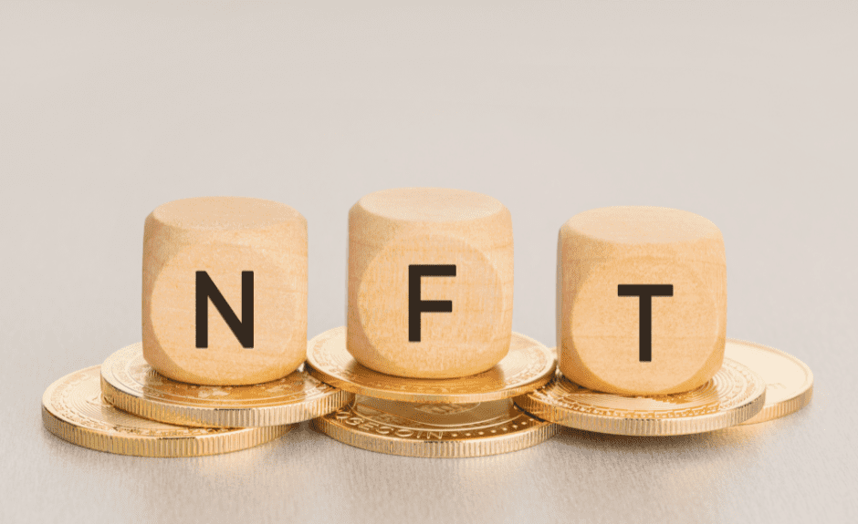 Holzwürfel mit Buchstaben zusammengesetzt als "NFT"