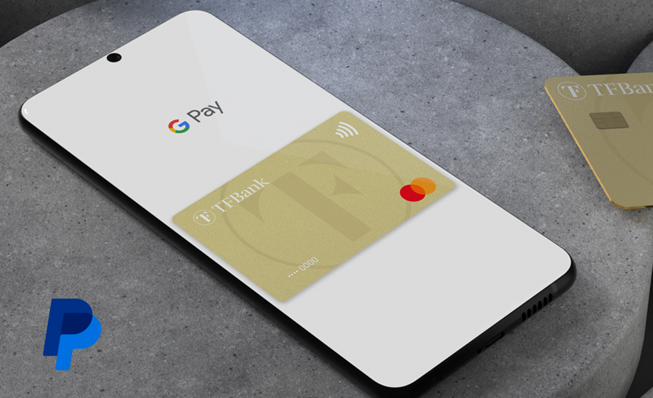 Handy liegt mit geöffnetem Bildschirm auf einer grauen Ablage. Es ist Google Pay mit der TF Mastercard Gold zu sehen. Links unten ist das PayPal Logo abgebildet.