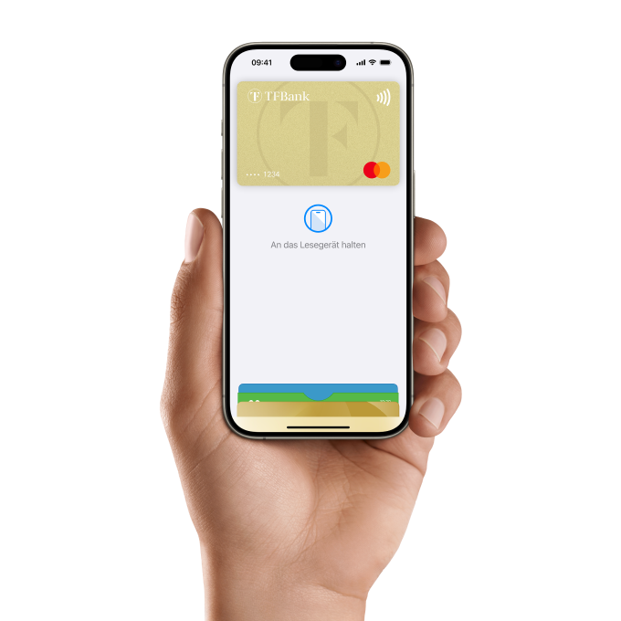 Eine Hand, die ein iPhone hält, auf dem ApplePay sichtbar ist