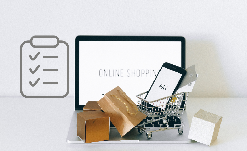 Aufgeklappter Laptop mit Schrift "Online Shopping" auf dem Screen. Auf dem Laptop Keyboard sind kleine Einkaufstüten und ein kleiner Einkaufswagen mit einem Smartphone und Karten zu sehen. Links ist eine Checkliste als Icon abgebildet. 