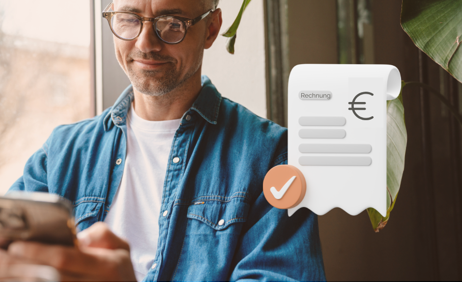 Ein Mann schaut zufrieden auf sein Handy. Rechts neben ihm wird ein Dokument-Icon abgebildet mit einem Häkchen.