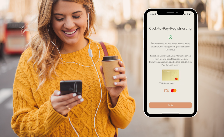 Frau läuft lächelnd  mit einem Cafe-to-go in der Hand und schaut auf ihr Handy. Neben ihr ist ein Smartphone abgebildet und zeigt die Funktion der Click to Pay Registierung.