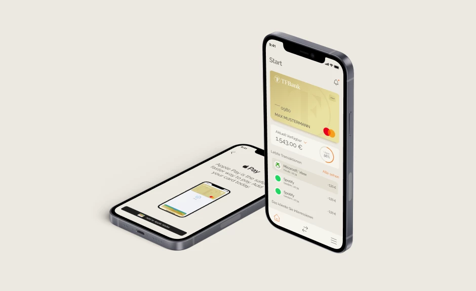 Ein liegendes Smartphone mit Ansicht auf die Funktion Apple Pay hinzuzufügen in der TF Bank Mobile App. Daneben steht ein Smartphone aufrecht mit Ansicht auf den TF Bank App Home Bildschirm.