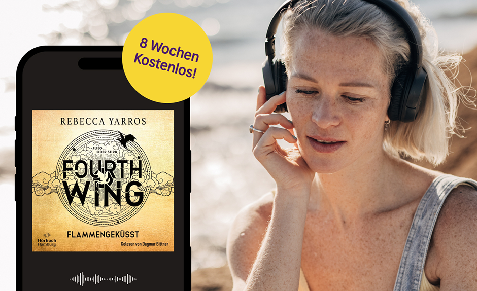 Frau hört ein Hörspiel (Fourth Wing) und man sieht das Meer im Hintergrund glitzern.